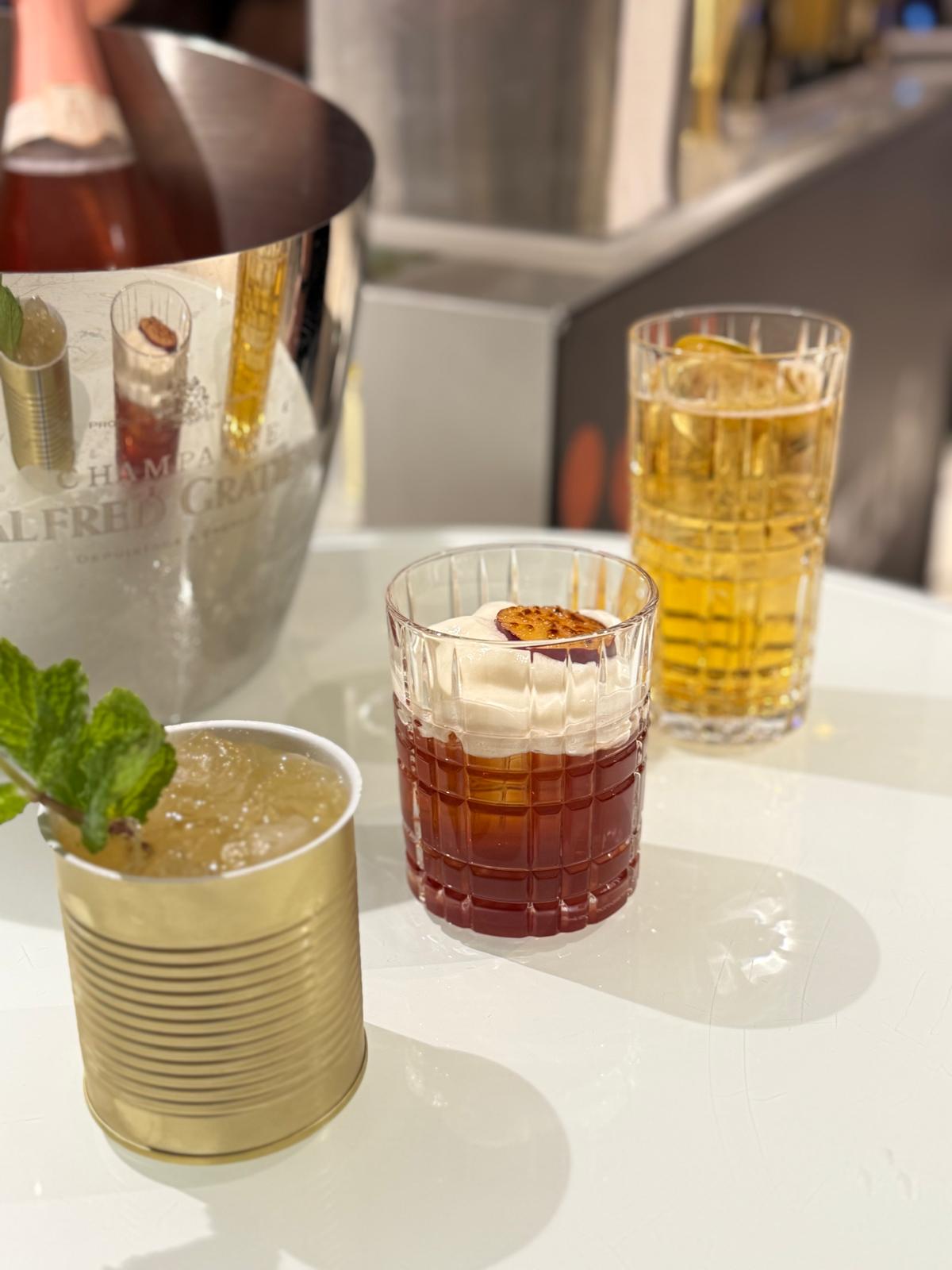 Auswahl professionell gemixter Cocktails und Mocktails an einem Cocktailcatering-Stand auf einem Event