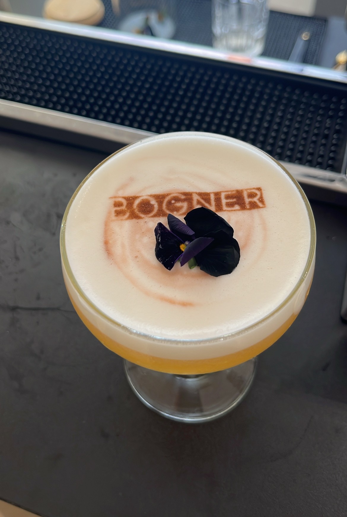 Individuell gestalteter Cocktail mit Corporate Branding und Kundenlogo, serviert im Rahmen eines professionellen Cocktailcaterings auf einem Event