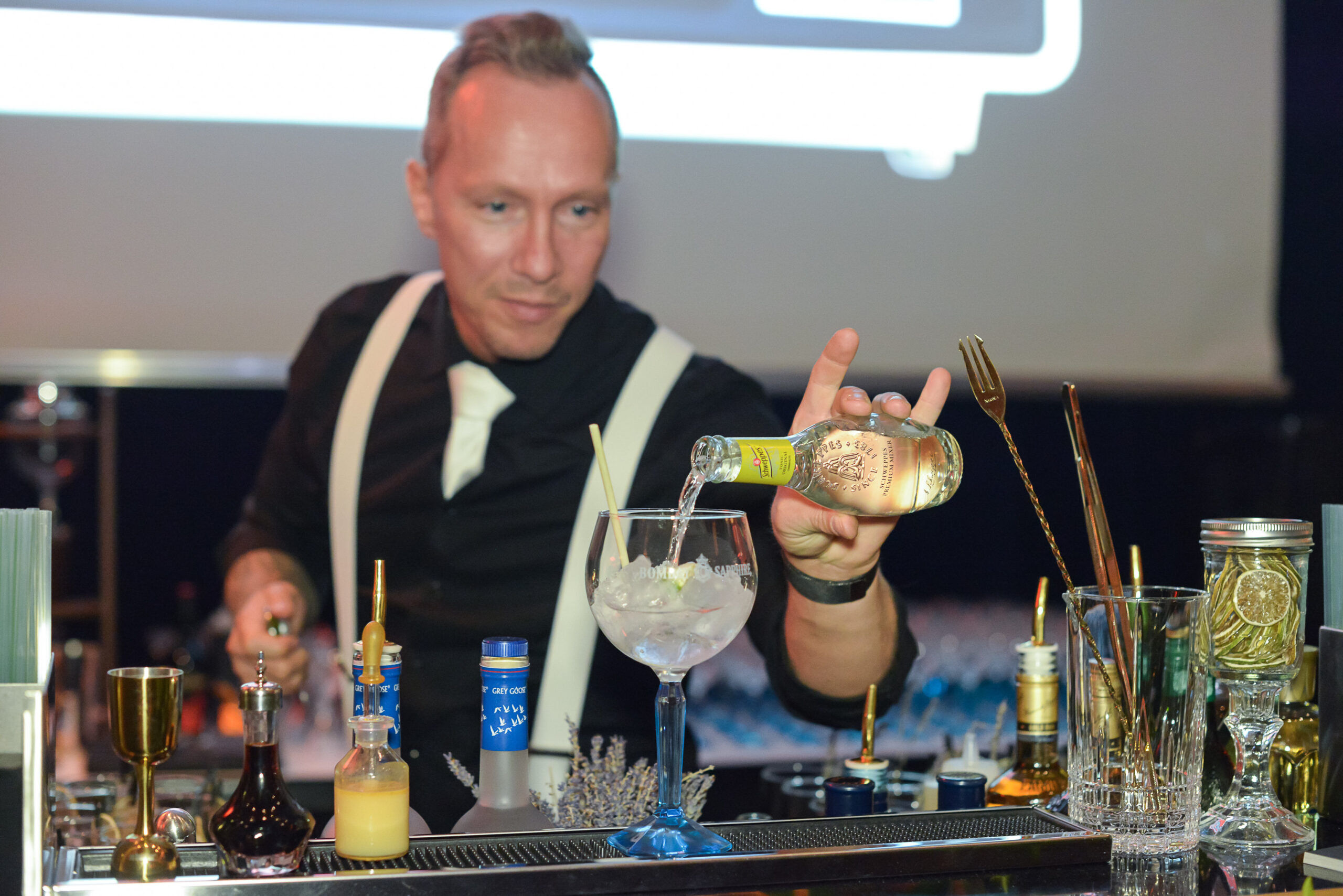 Barticular Barkeeper bereitet Live-Cocktail an der Eventbar zu - professionelles Cocktail Catering für Firmenveranstaltungen